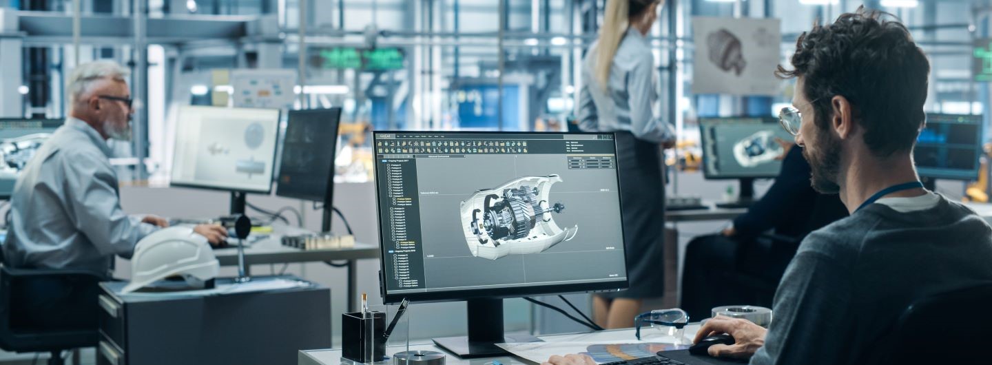 Bauzeichnen CAD Weiterbildung: ein Bauchzeichner sitzt in einem Großraumbüro am PC und arbeitet mit CAD