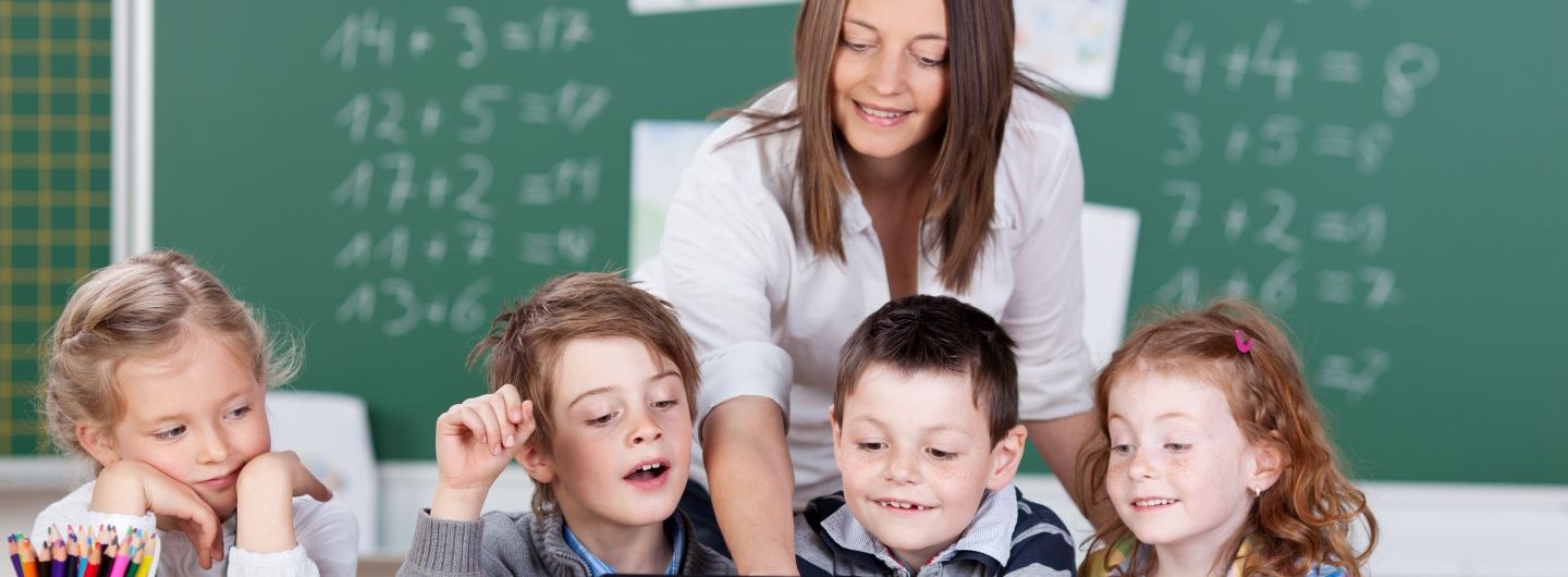 Medienpädagogik Studium Lehrerin erklärt vier Kindern etwas